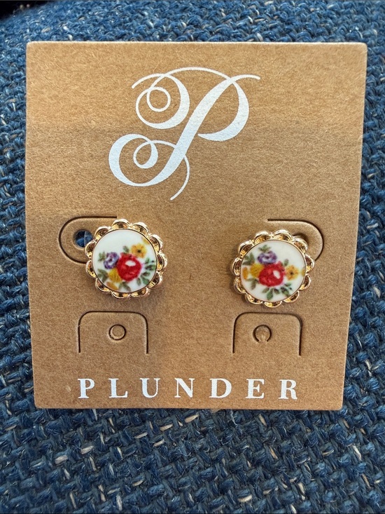 Plunder Jewelry - Plunder Gold Floral Porcelain-like Stud Earrings with Flowers